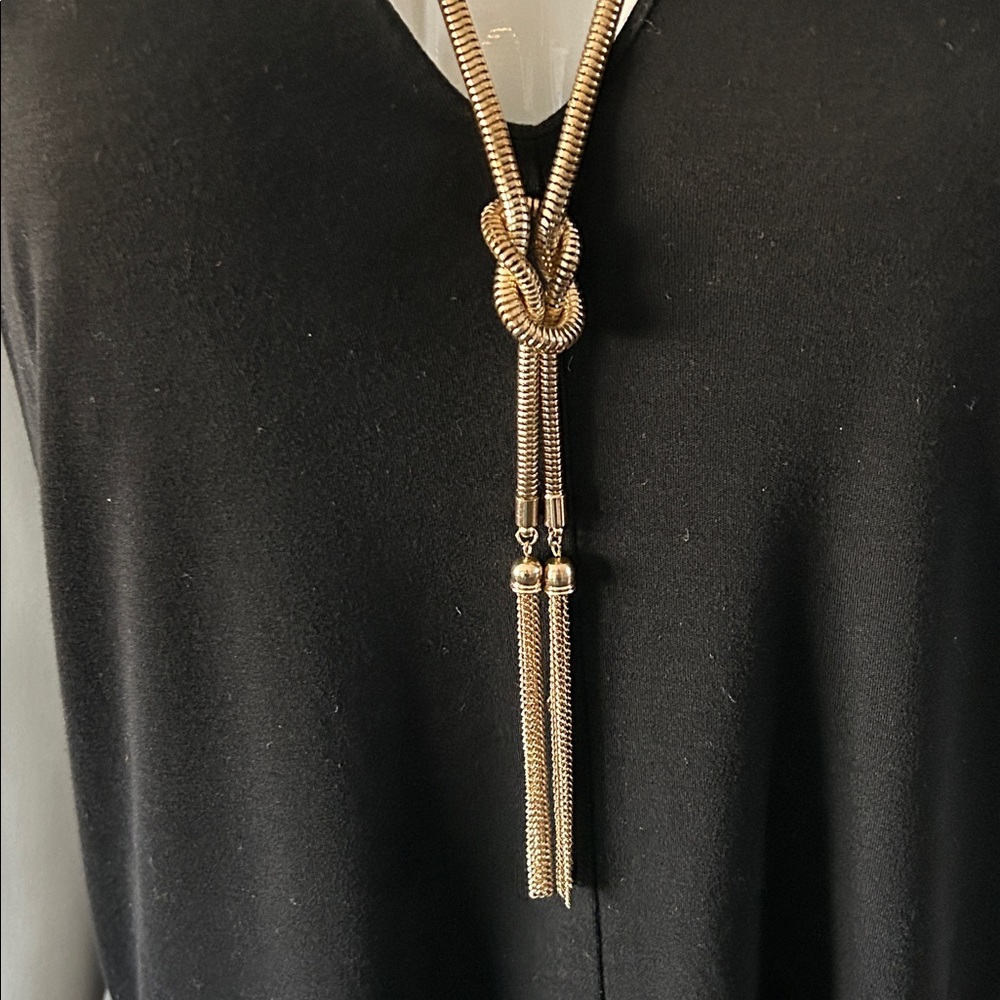Chic Gold Knot & Tassel Necklace - Picture 3 of 6